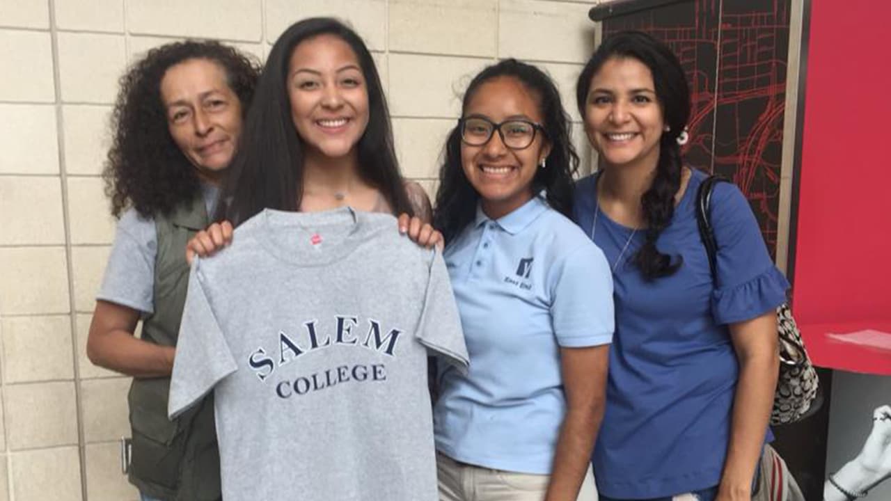 Carmona es la menor de tres hermanas, su madre es una inmigrante de El Salvador que ha sacado adelante a sus tres hijas sola, dos de ellas están ya en la universidad y Alondra se prepara para estudiar Neurociencia.
