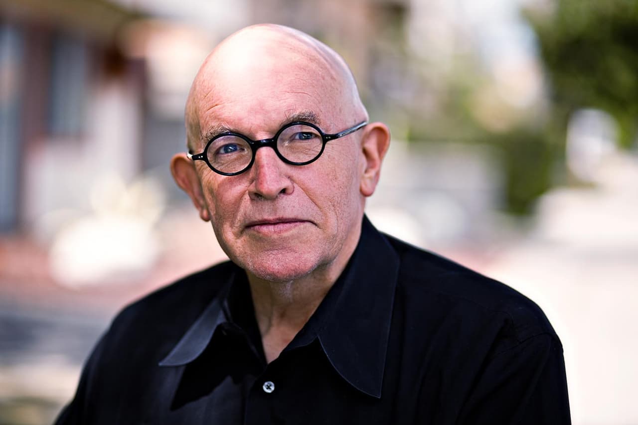 <b>Carlton Davis, escritor</b>: “No puedo creer que haya vivido tanto tiempo, para ser honesto. No pensé que llegaría a los 30 o 40. Es un milagro que esté aquí todavía. Una noche decidí que me iba a ir. Fui a un puente de una autopista cerca de cada y estaba decidido a saltar. Lo único que me contuvo fue que no quería matar otra persona. No podía hacerlo. Quería, pero no podía. Esperaba que viniera la policía y que tuviéramos un altercado y que así fuera como muriera, pero no ocurrió. Regresé a casa y me pusieron en un hospital mental donde me diagnosticaron con desorden bipolar. Siempre pensé que mis problemas en mi vida venían por traumas en la infancia donde fui abusado sexualmente, pero mi psiquiatra pensó que había un componente algo biológico. Me medicaron con psicotrópicos y todo se fue. Ya no tenía pensamientos suicidas, aunque cuando me deprimo todavía vuelvo a ese lugar en mi mente y debo obligarme a mí mismo a no hacerlo. Eso me preocupa hasta el día de hoy”.
<br>