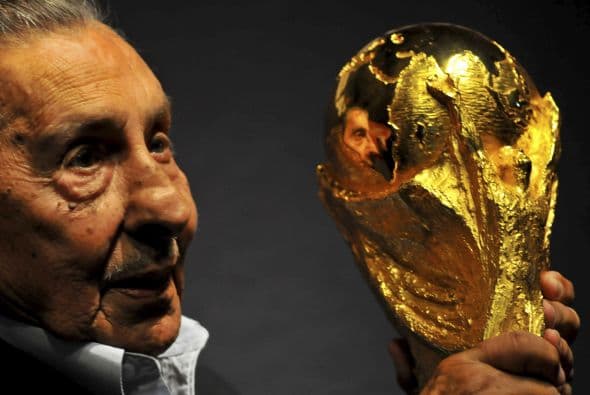 Alcides Edgardo Ghiggia es un exfutbolista uruguayo, campeón del mundo en 1950 y recordado por haber hecho el segundo gol a Brasil a los 34 minutos del segundo tiempo en el "Maracanazo".