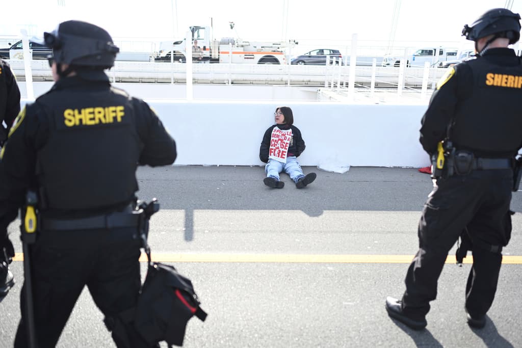 Después de la protesta en el Bay Bridge durante la cumbre APEC en San Francisco, varios manifestantes fueron puestos bajo custodia policial. Las autoridades tomaron medidas para garantizar la seguridad y el flujo normal de vehículos en el puente, arrestando a los manifestantes que obstruían el tráfico. Los detenidos enfrentarán consecuencias legales por su participación en la manifestación.