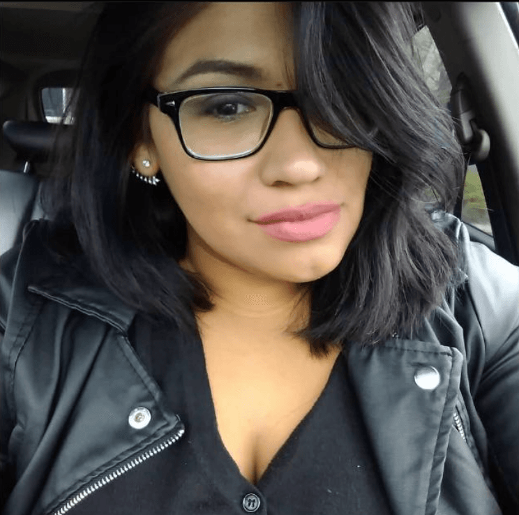 <a href="https://www.univision.com/local/san-antonio-kwex/mujer-asesinada-tiros-frente-3-hijos-san-antonio-mcbeldon-apartments">Samantha López</a>, una mujer de 28 años, fue asesinada frente a sus tres hijas cuando iba a llevarlas a la escuela. 
<a href="https://www.univision.com/local/san-antonio-kwex/ordenes-de-proteccion-en-el-condado-de-bexar-no-son-suficientes-para-prevenir-los-feminicidios-video">El sospechoso de su muerte es su exesposo</a>, contra quien pesaba varias órdenes de protección.