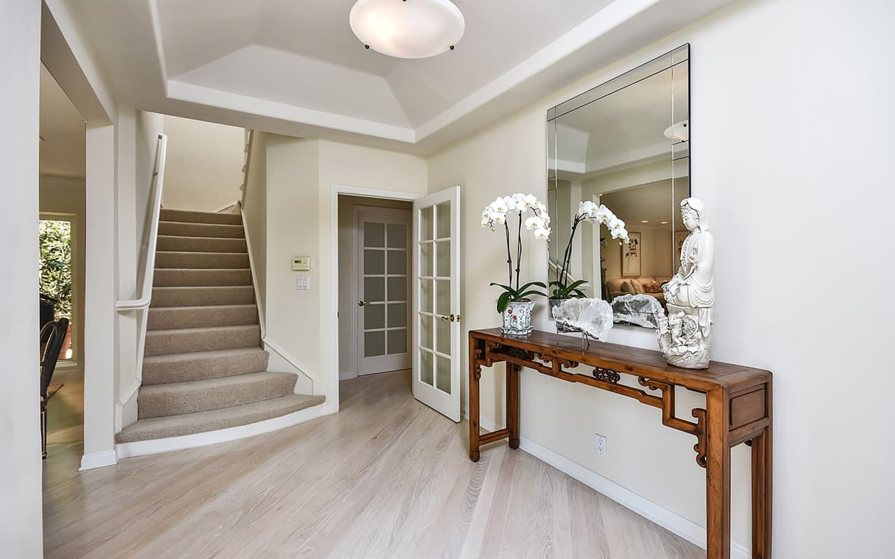 La decoración de la casa de estilo español es en su mayoría en beige y blanco, con detalles sencillos pero acogedores.