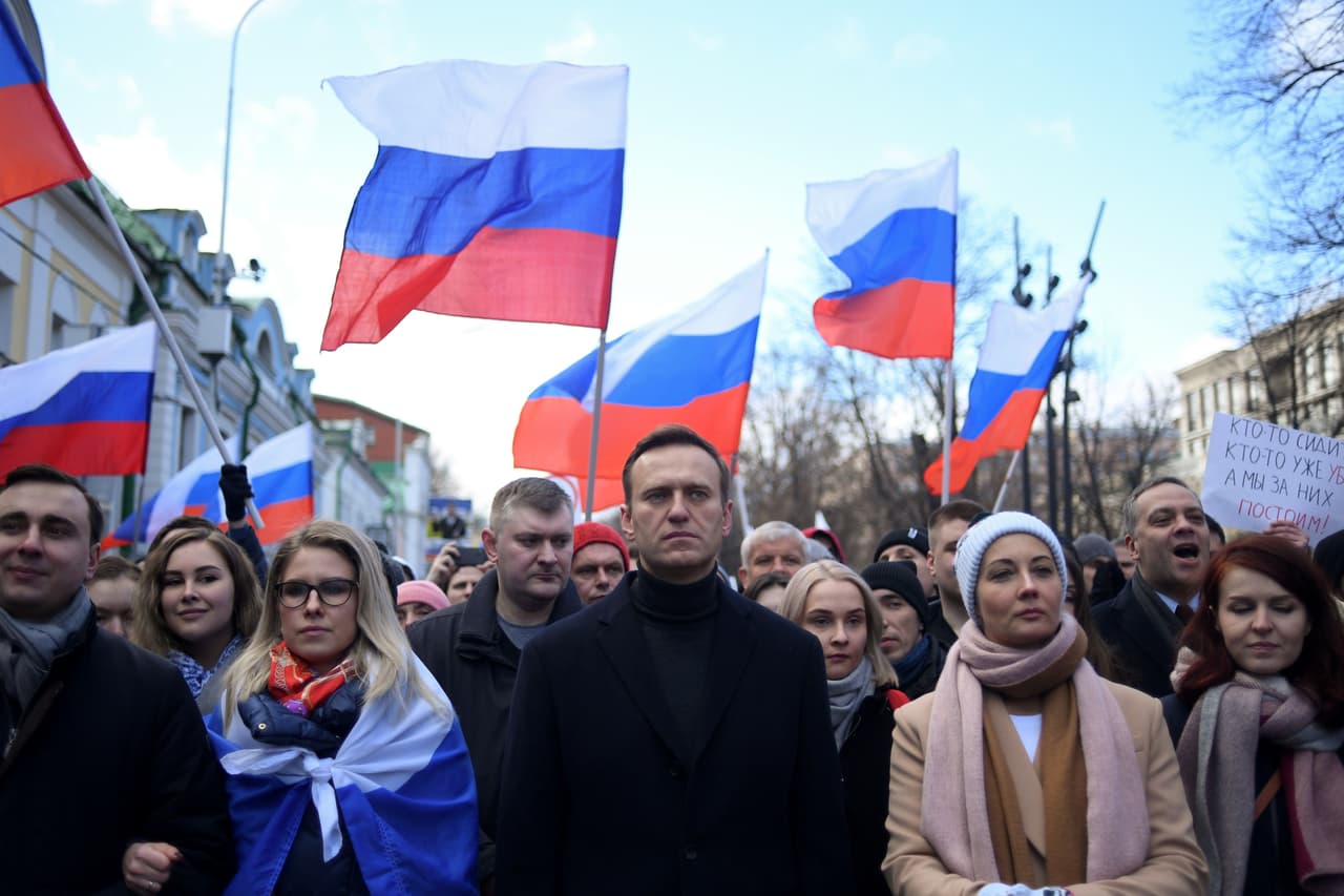 El líder opositor ruso Alexei Navalny (al centro), en una manifestación en Moscú en febrero de 2020.