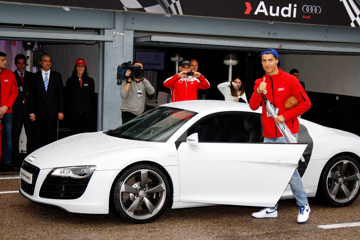 En esta imagen vemos a Ronaldo en 2012, cuando Audi le entregó las llaves de un R8 Coupé 5.2 FSI quattro R tronic que, con su carrocería blanca, hizo honor al color que distingue al Real Madrid, club español en el cual aún se desempeña el lusitano. La marca alemana patrocina a esta institución desde 2003. Desde el año 2006 Audi también es patrocinador de su gran rival en la Liga Española: el Barcelona, donde juega Lionel Messi.