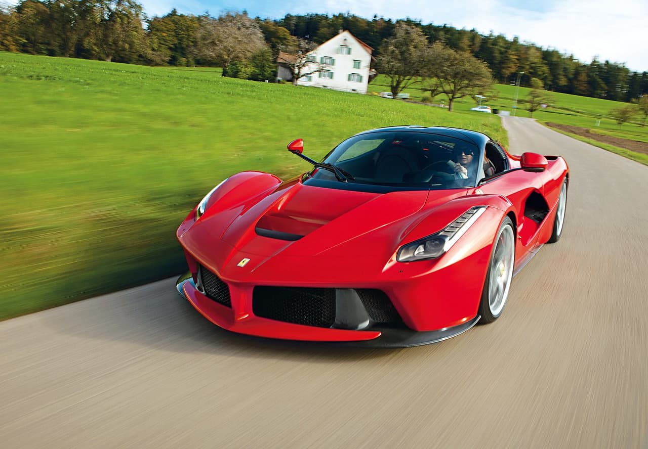 Otro modelo de la casa de Maranello en el garaje de CR7 es un LeFerrari. Reportes señalan que el portugués compró este vehículo para celebrar una de sus renovaciones contractuales con el Real Madrid. A diferencia del que vemos en esta imagen, el de Ronaldo es uno con carrocería color azul. Sus cifras son brutales: 789 HP, de 0 a 60 mph en 2.5 segundos, 218 mph de velocidad máxima y casi 1.5 millones de dólares para ser dueño de este superauto.