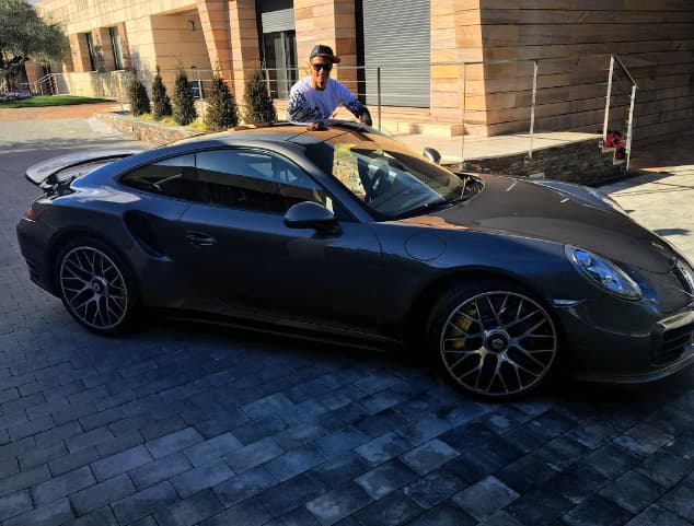 CR7 publicó esta imagen en Instagram en enero de 2016, a poco de la gala del Balón de Oro que se llevó el argentino Lionel Messi. En este caso, exhibe un Porsche 911 Turbo S, el cual dispone de un motor bóxer de 6 cilindros que le permite alcanzar las 60 mph en menos de 3 segundos. El modelo año 2017 se vende en un rango que va de los 160,000 hasta los más de 200,000 dólares.