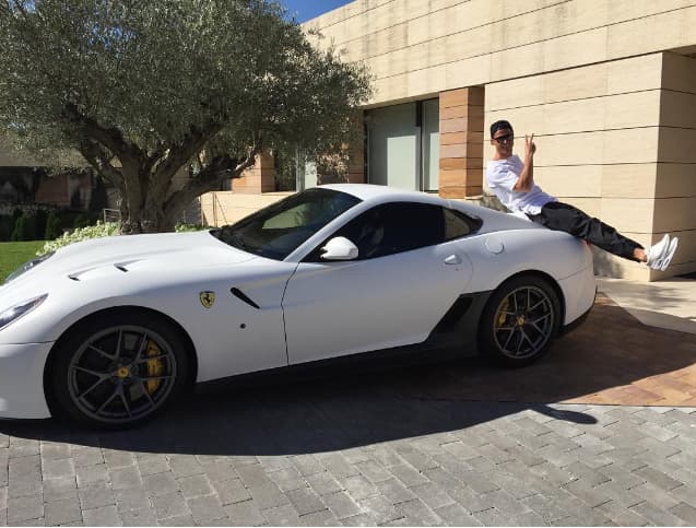 A Cristiano le encanta posar con sus coches en posturas extrañas. Aquí con su Ferrari 559 GTO.