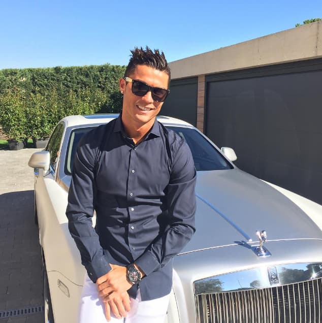 En una vida colmada de glamour, un vehículo Rolls-Royce parece encajar al dedillo. En esta imagen, CR7 contó a sus seguidores de Instagram que salía hacia el entrenamiento en este Rolls-Royce Ghost con carrocería en color blanco y detalles en plata. Este lujoso modelo que llega a superar los 380,000 dólares dispone de un motor V12 de 6.5 litros el cual entrega 571 HP.