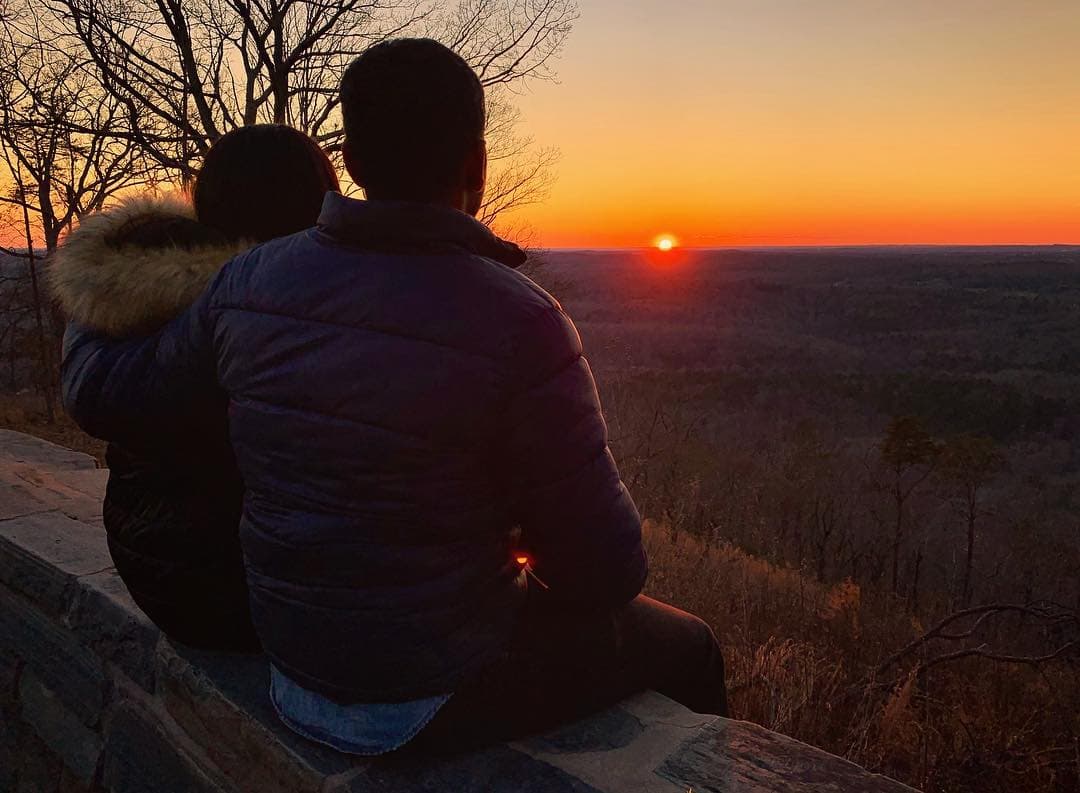 Encuentra curiosidades y datos históricos del parque, 
<b><a href="https://files.nc.gov/ncparks/maps-and-brochures/morrow-mountain-state-park-fact-sheet-2022.pdf">aquí</a></b>.