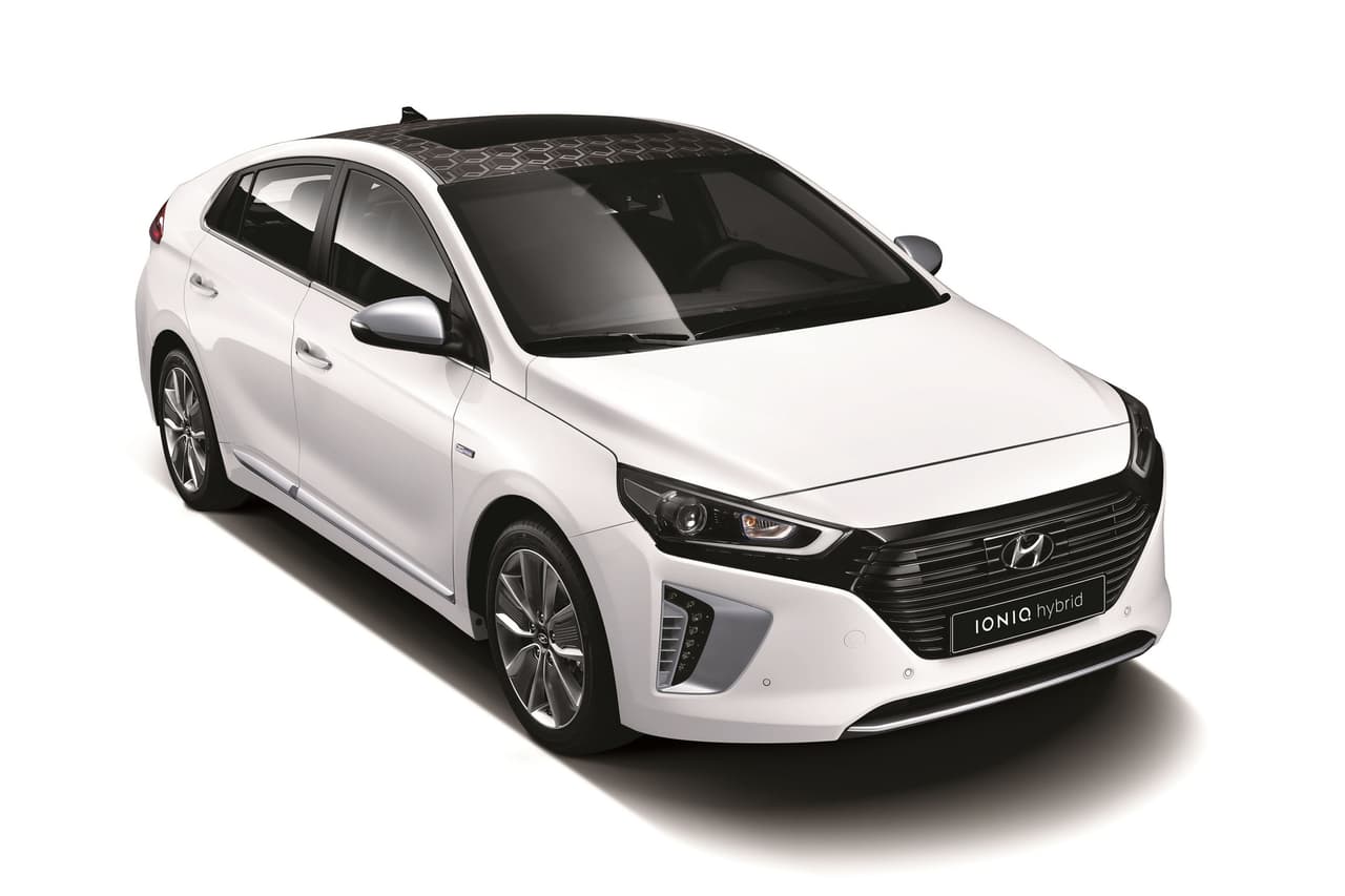 En una indudable apuesta por la movilidad sostenible, Hyundai ofrecerá el nuevo Ioniq en una versión eléctrica, una híbrida y una híbrida enchufable. Así, es el primer modelo en el mundo en ofrecer a sus clientes 3 alternativas de potencia