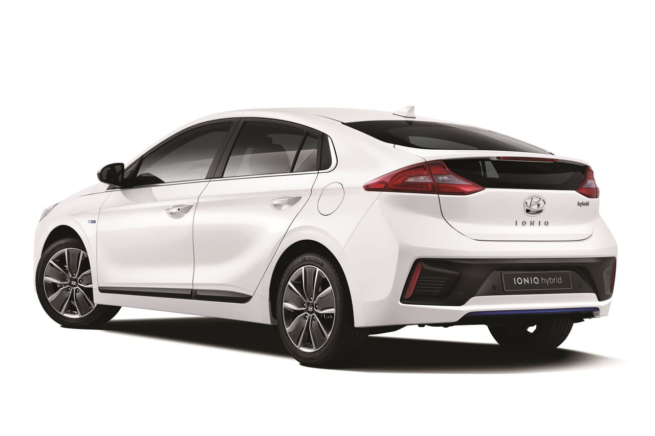 Las versiones híbrida e híbrida enchufable cuentan con un motor de 4 cilindros 1.6 GDI que entrega 105 HP, acoplando a una transmisión automática de 6 marchas. En su versión híbrida, el Ionic es capaz de ofrecer un total de 141 HP. La edición enchufable ofrece una autonomía de más de 30 millas en modo eléctrico