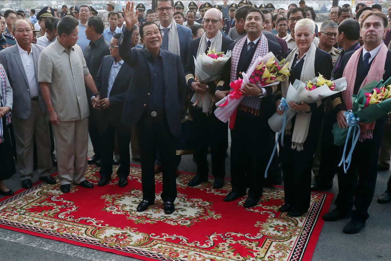 Hasta el primer ministro de Camboya, Hun Sen, fue a recibir a los pasajeros del MS Westerdam, propiedad de Holland America Line, en el puerto de Sihanoukville, Camboya, este viernes 14 de febrero.