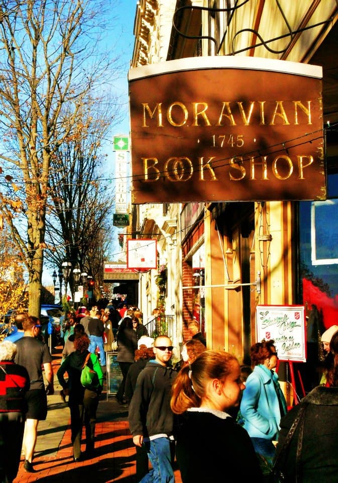 Durante la temporada navideña se ofrece una variedad de recorridos en los que guías disfrazados llevan a los visitantes a dar un paseo por el centro de la ciudad y hablan sobre las raíces moravas de la ciudad y cómo se hizo conocida como Christmas City USA.