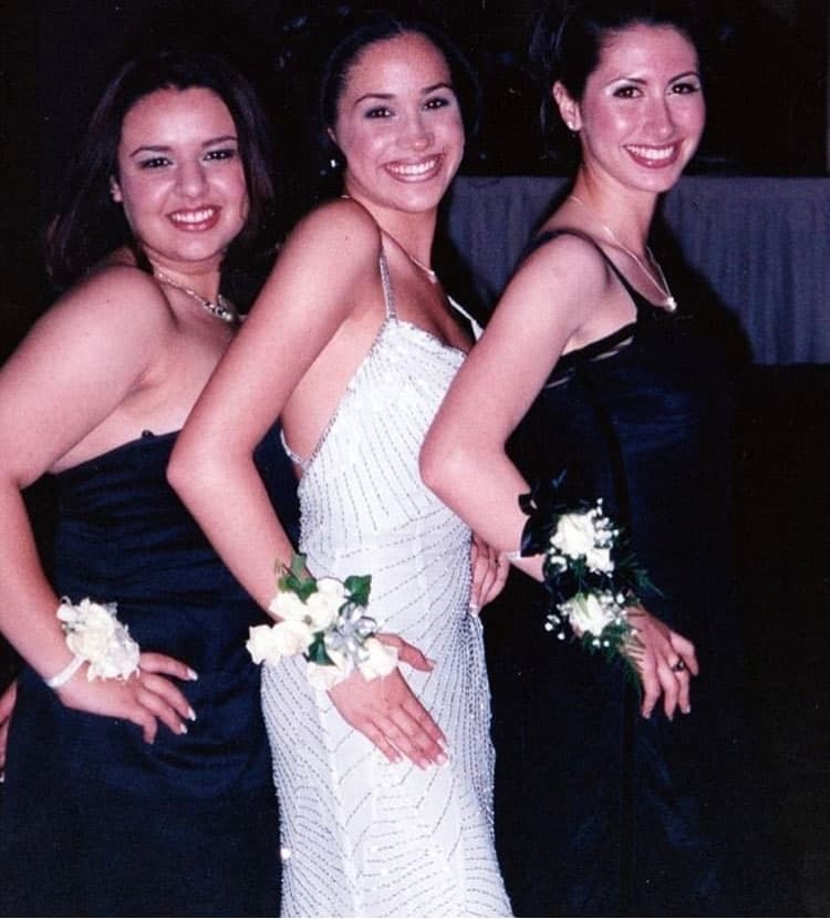 Meghan Markle, al centro, radiante de alegría. Sin embargo, nada podría comparar con la emoción que siente actualmente, pues está 
<b><a href="https://www.univision.com/entretenimiento/realeza/meghan-markle-revela-que-dara-a-luz-en-abril-o-a-principios-de-mayo-y-sera-nino-o-nina-fotos">a la espera de su primer hijo con el príncipe Harry</a></b>.