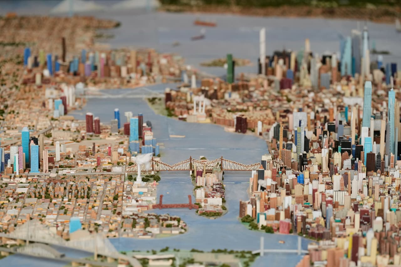 Además mantuvo las Torres Gemelas y el viejo Puente Kosciuszko que conectaba Brooklyn y Queens, el cual también fue demolido en el 2017.
<br>
<br>Él dice que no tiene experiencia en la construccion de modelos a escala y bromea al aceptar que lo más cercano a esto es construir con bloques lego cuando era pequeño.