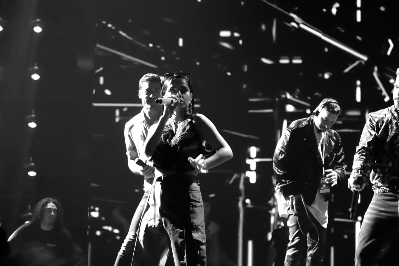 Becky G, quien está nominada al PLN en la categoría de Artista Femenino del Año - Urbano, llegó impecable a su encuentro en el escenario con Carlos Rivera y Pedro Capó.