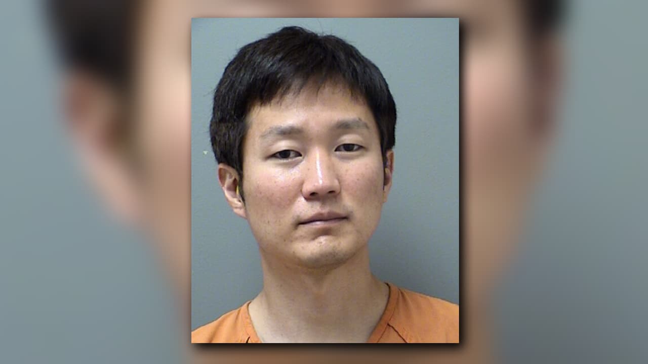 Sung On Yi, de 36 años, fue arrestado en Woodstock, en el condado de Cherokee, cuando intentaba conocer a un adolescente para tener sexo. On Yi fue acusado de intento de abuso sexual infantil, explotación sexual de un niño, contacto obsceno por Internet con un menor y uso de un servicio informático para atraer a un niño a cometer actos ilegales.