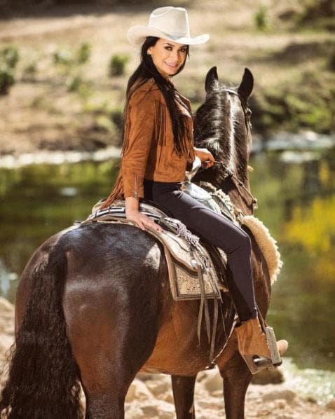 Zarelea Figueroa trae consigo la vena artística como sus hermanos José Manuel y José Julián, ya prepara su lanzamiento como cantante, además también comparte la pasión por los caballos.