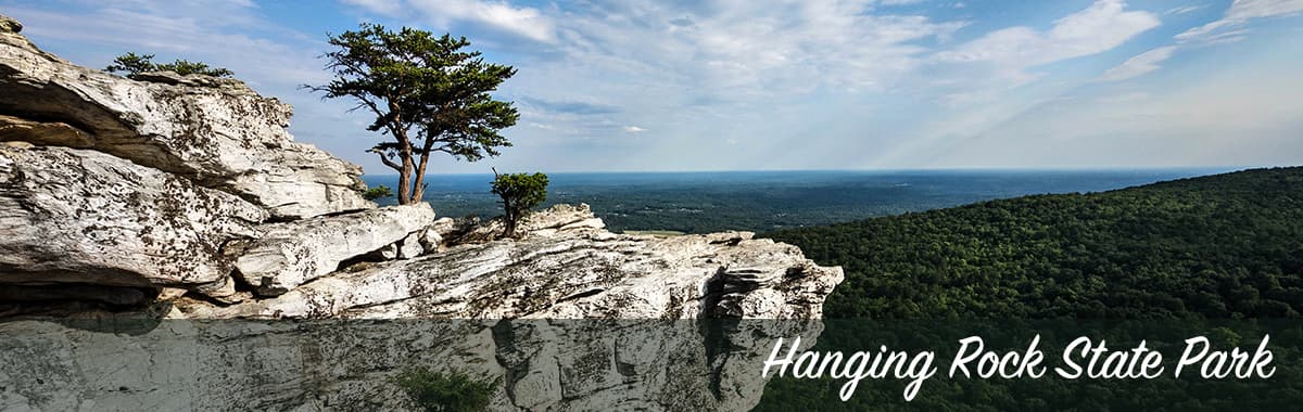 <b>HANGING ROCK STATE PARK</b>. El parque estatal Hanging Rock ofrece una experiencia tradicional al aire libre con un campamento de 73 sitios, áreas de picnic, un lago abastecido para nadar y alquilar canoas y más de 20 millas de senderos para escalar y disfrutar de vistas espectaculares y que serpentea junto a arroyos y cascadas transparentes. También hay acceso al río Dan para remar, 8.4 millas de senderos para bicicletas de montaña y oportunidades para escalar rocas con permiso. Un complejo de cabañas de vacaciones también está disponible para visitas más largas.