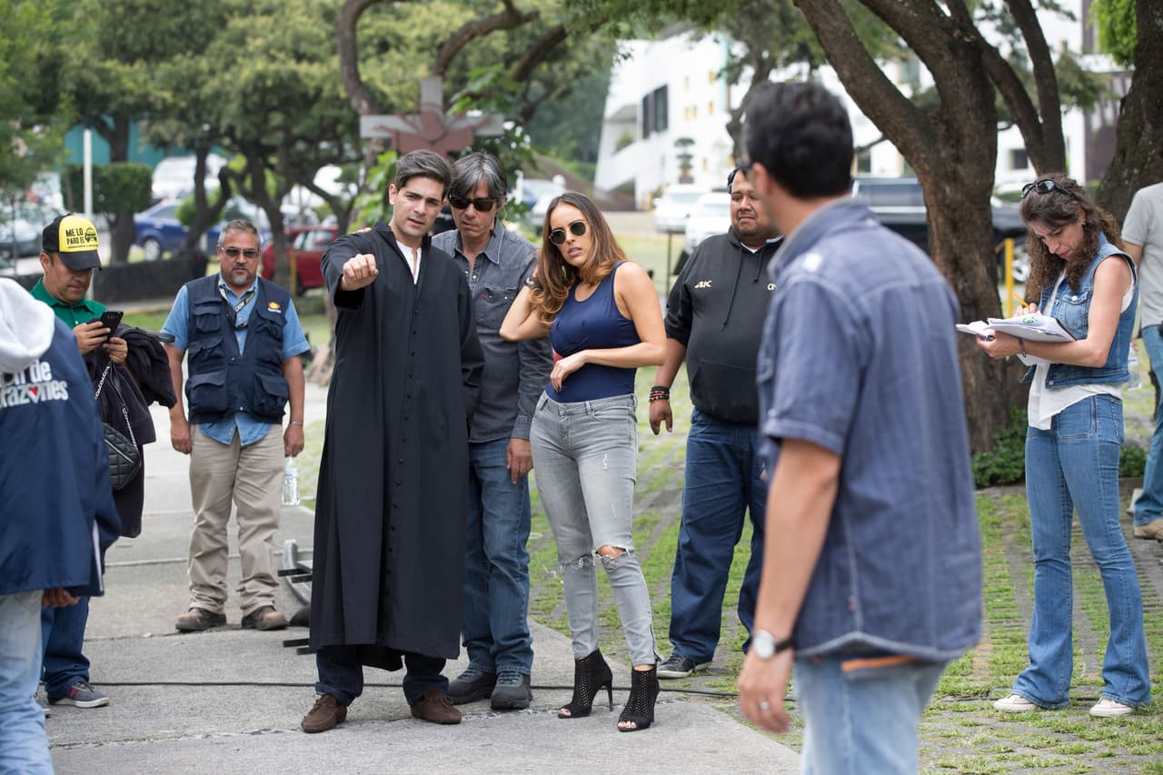 El experto le explicaba cómo tenía que brincar y dejarse caer para no salir lastimada.