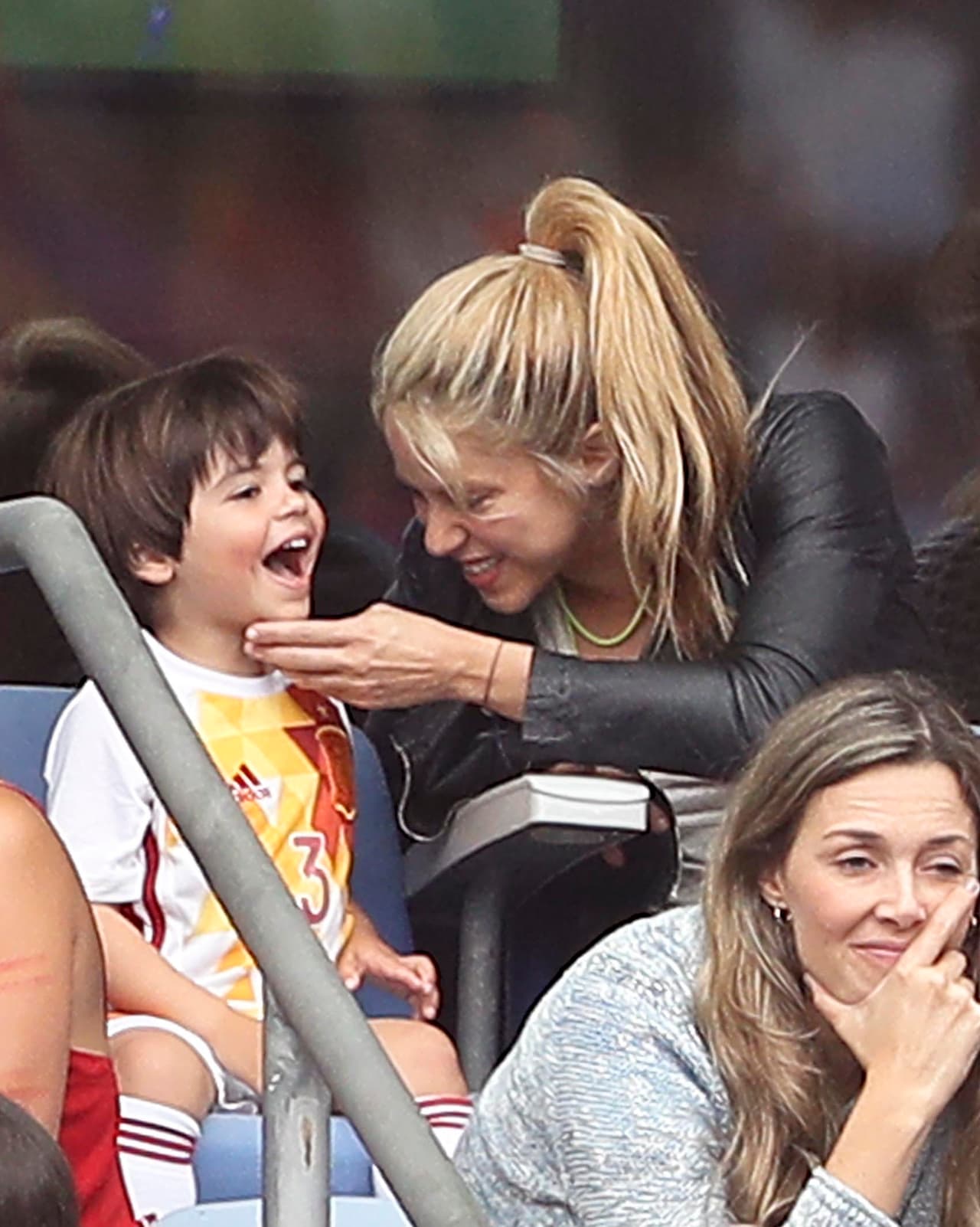 Milan fue el más feliz con los cariñitos de 'Shaki'.