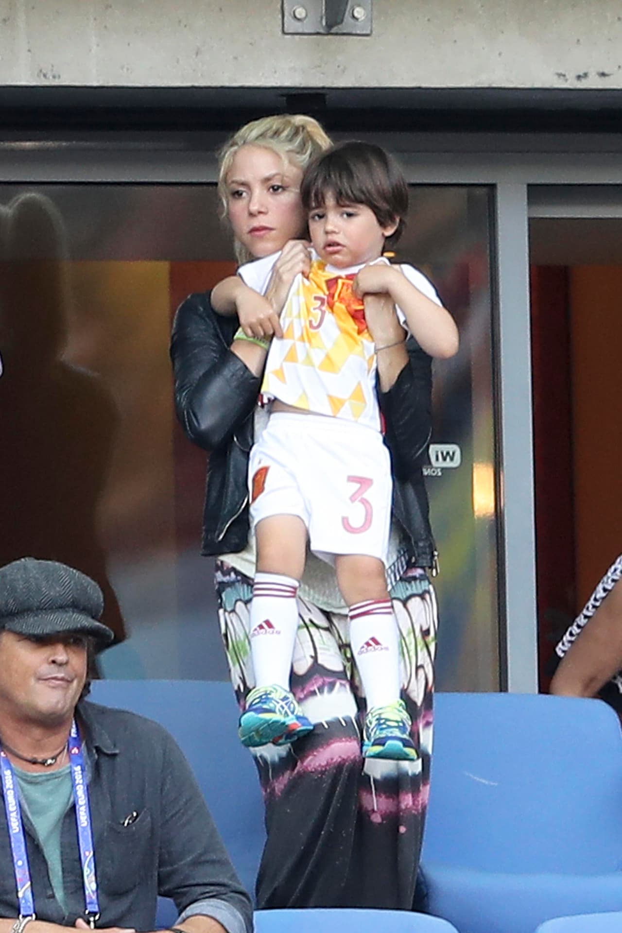 Para avivar los ánimos 'Shaki' se puso de pie, todavía podía pasar algo espectacular.