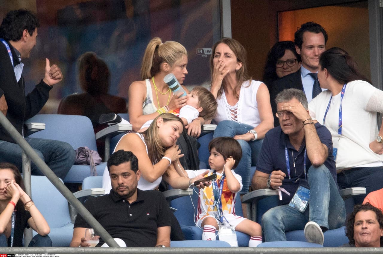 No cabe duda, Shakira es una mujer que está en todo, aquí vemos como platica mientras alimenta a Sasha y además mira el partido de su amorcito.