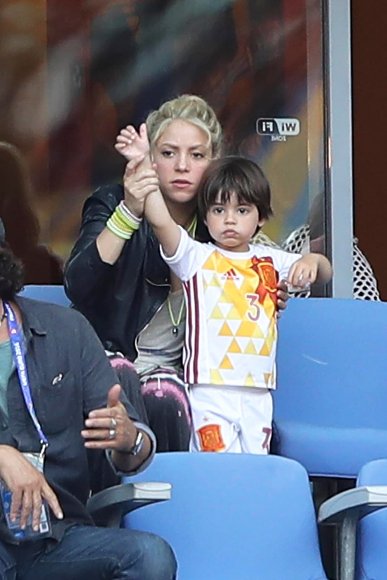 Luego de un rato madre e hijo mantenían las esperanzas de ver triunfar a Gerard.