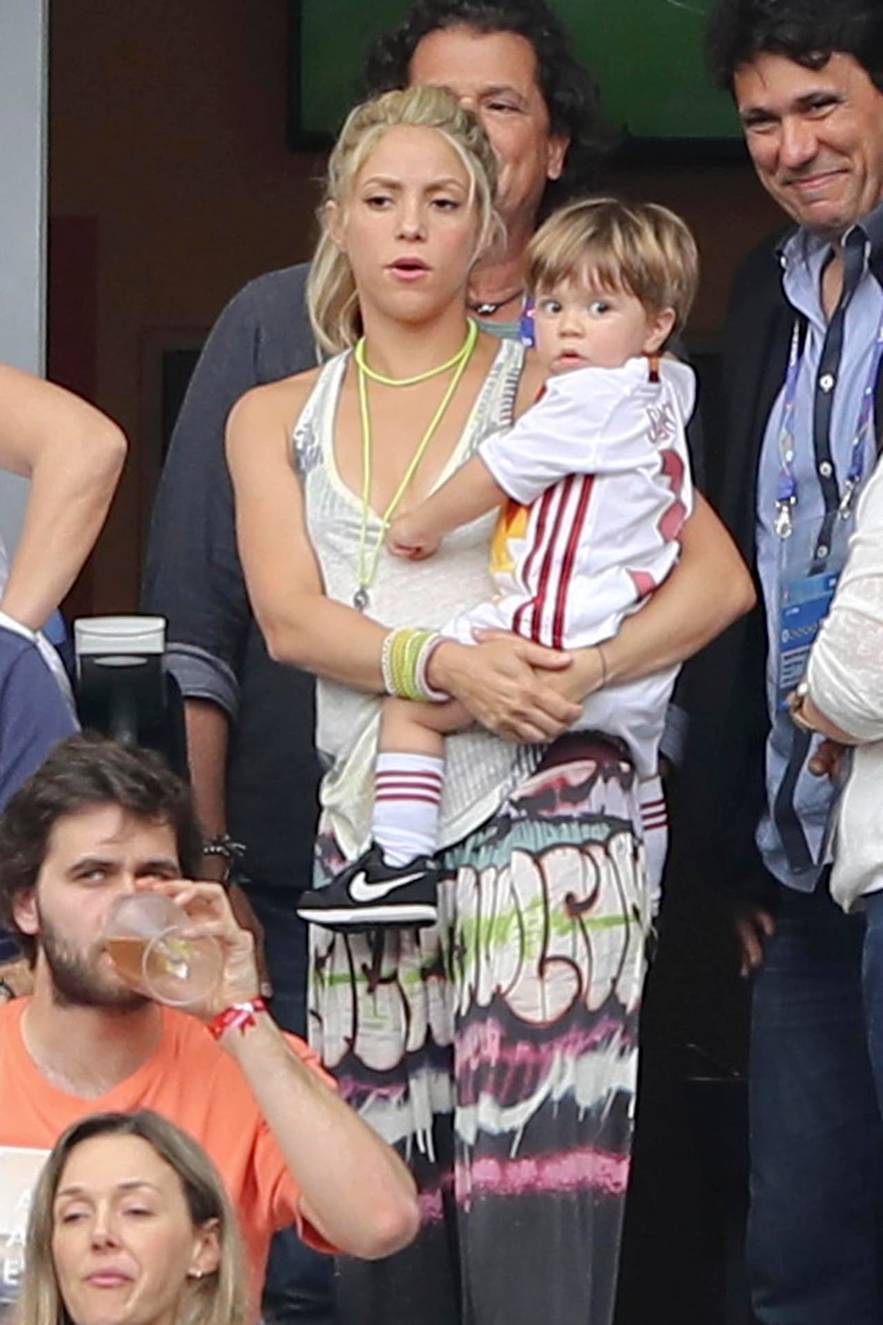 Sasha tampoco quiso dejar de recibir un abrazo, mientras tanto, el rostro de 'Shaki' seguía transformándose.