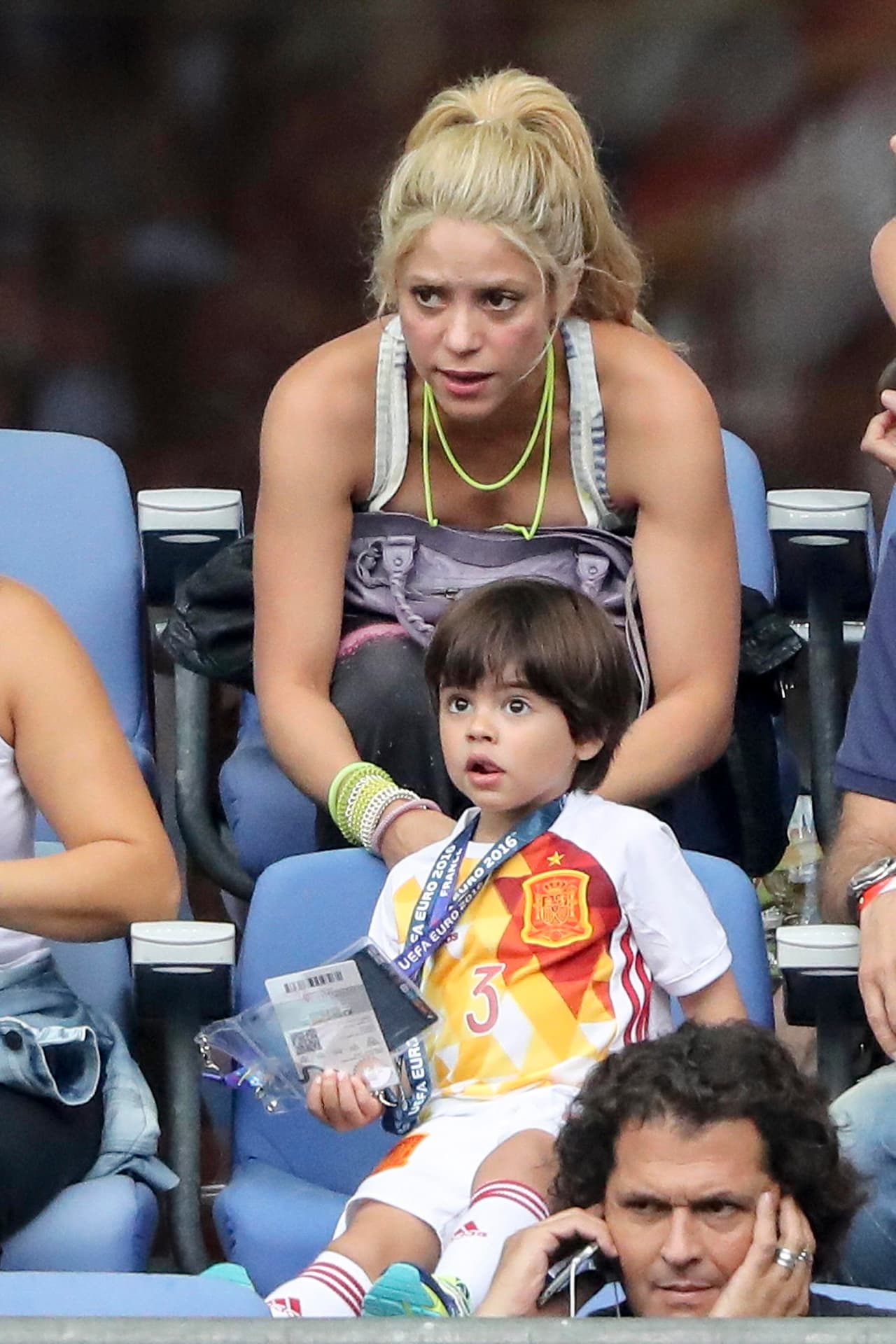 Pobre 'Shaki' por más que le mandó sus buenas vibras a Piqué no impidió esta derrota. Milán estaba sorprendido.