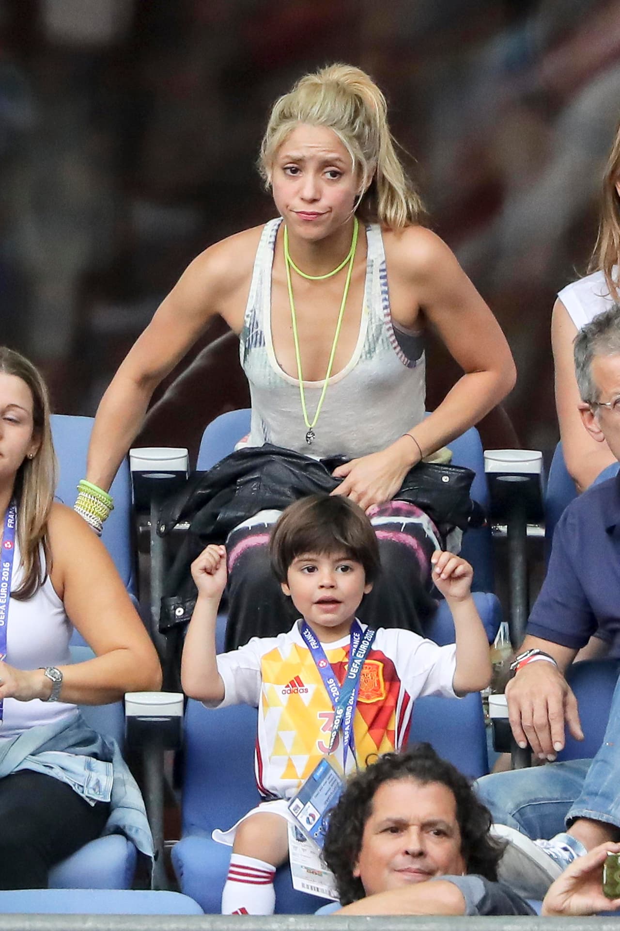 La cantante, que estuvo acompañada de sus hijos, Carlos Vives y su esposa, sufrió durante cada minuto de la contienda, ¡mira esa cara!