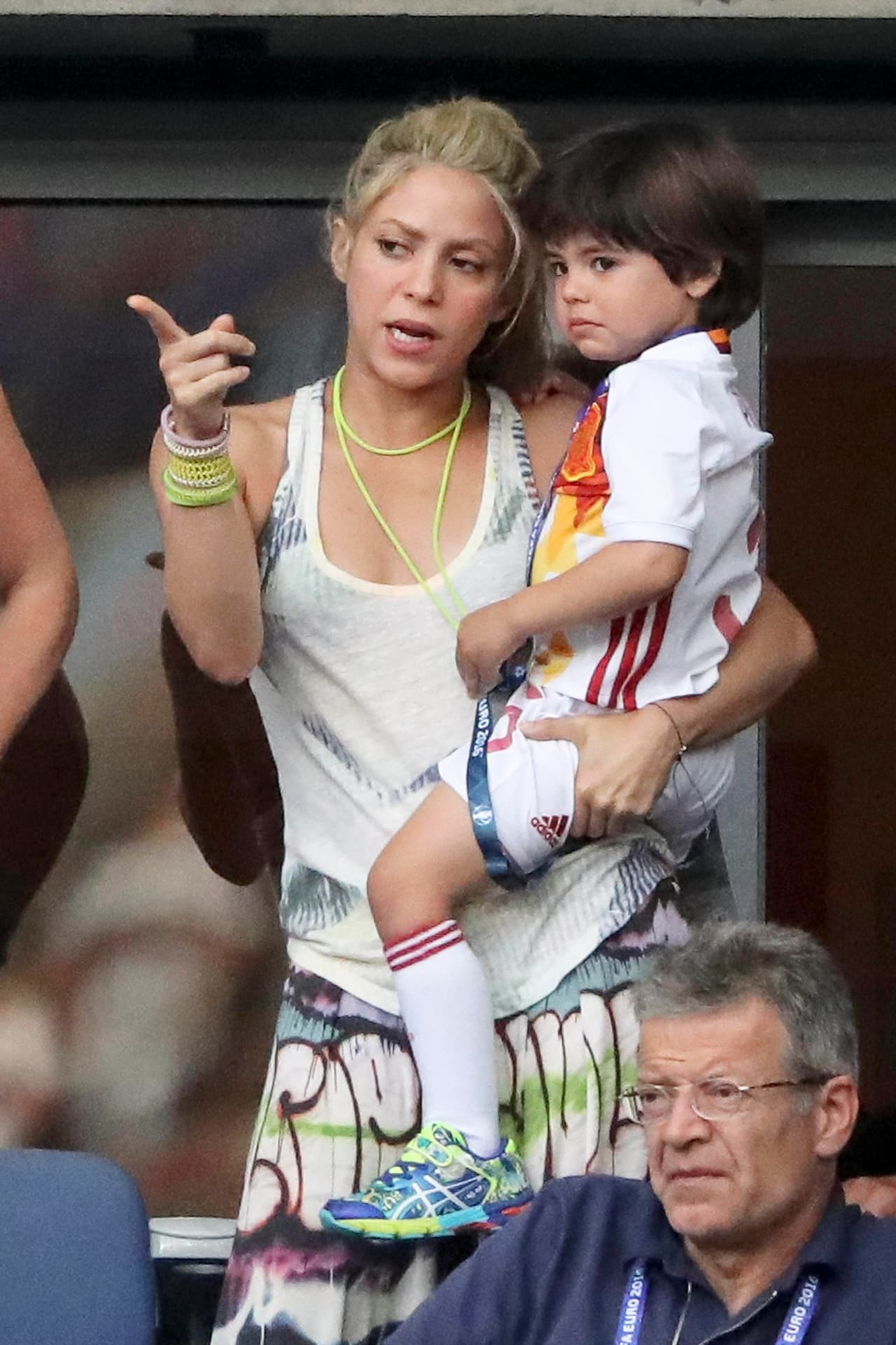 Milan trataba de entender lo que pasaba, y su mami se lo contaba con lujo de detalles.