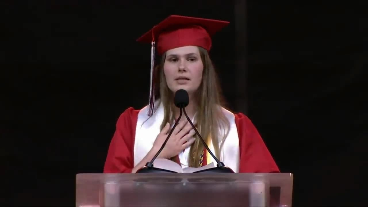 Mira el discurso de graduación que se volvió viral por hablar sobre nueva ley de aborto en Texas