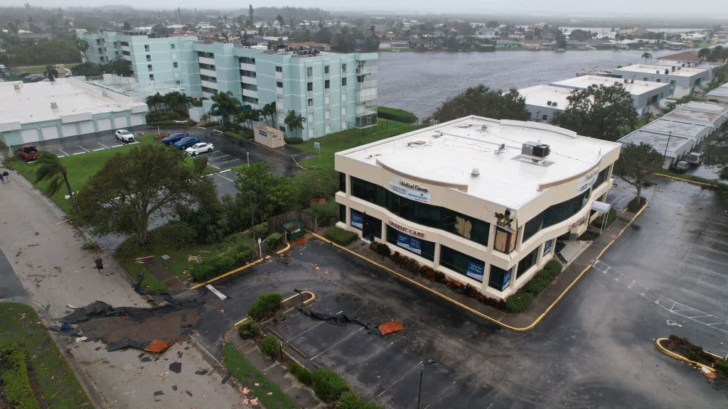 <h3 class="cms-H3-H3">Condado de Brevard</h3>
<br>
<br>En el condado de Brevard 
<b>se registraron inundaciones importantes en varias calles</b> y Avenidas.
<br>
<br>En algunas zonas como en 
<b>Indian Harbour se presentaron socavones.</b>
<br>
<br>Varios edificios también 
<b>resultaron con daños como este en Cocoa Beach</b>.