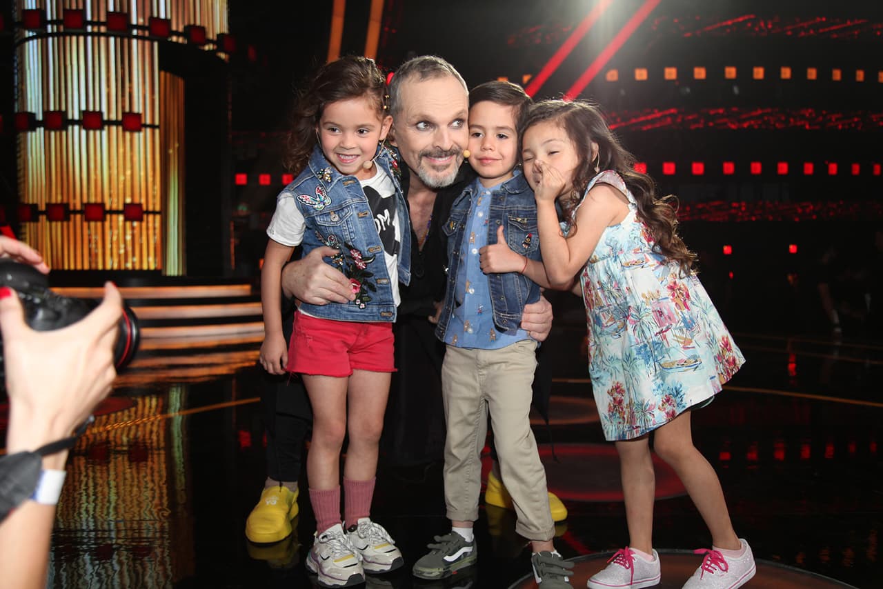 Miguel Bosé aprovechó que tenía todo el escenario para él y se tomó fotos con los capitancitos Danna, Mateo y Sarilú.
