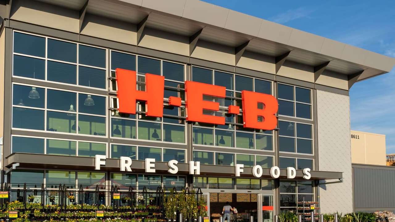 <h3 class="cms-H3-H3">Cuándo y dónde es la feria</h3> 🗓️ La feria será 
<b>el miércoles 18 de febrero, de 9 a.m. a 3 p.m.</b> 
<br>📍 Se realizará en la oficina de contratación Mid Cities, 
<a href="https://maps.app.goo.gl/zaetzrUdxqP4D9dh8" target="_blank">ubicada en 3600 William D Tate Avenue, Suite 100, en Grapevine</a>