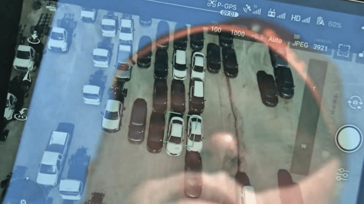 Lo que capta el dron desde las alturas en la pantalla del alguacil que lo opera en tierra.