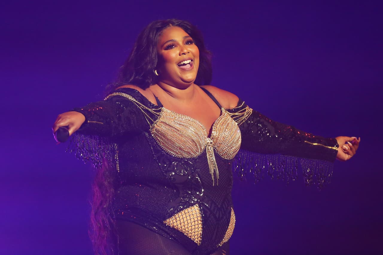 Nacida en Detroit, Michigan, 
<b>Lizzo</b> es una de las favoritas en Houston. Saltó a la fama con su tercer álbum 
<i>Cuz I Love You</i> en el 2019, el cual llgó al top 5 de billboard 200. Se ha convertido en la artista más nominada en los premios 2020. 
<br>
<br>Sus canciones más populares son: “Truth Hurts” “Juice” y “Good as Hell”.
<br>
<br>
<b>Lizzo se presentará por primera vez en el Rodeo de Houston el viernes 13 de marzo.</b>
<br>