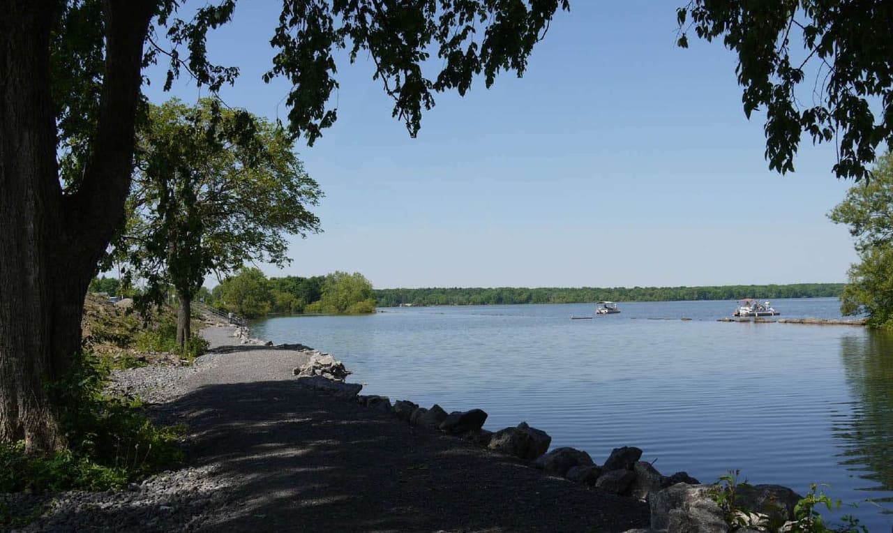 Cuenta con 16,892 acres, lo que lo convierte en uno de los parques estatales más grandes del estado.