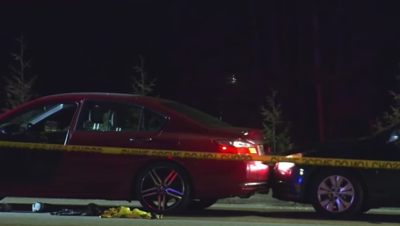 Buscan pistas para resolver la muerte de un hombre hallado baleado en su carro en Garner