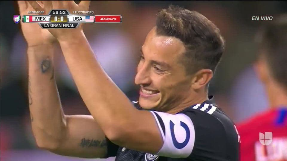 Tiro desviado de Andrés Guardado