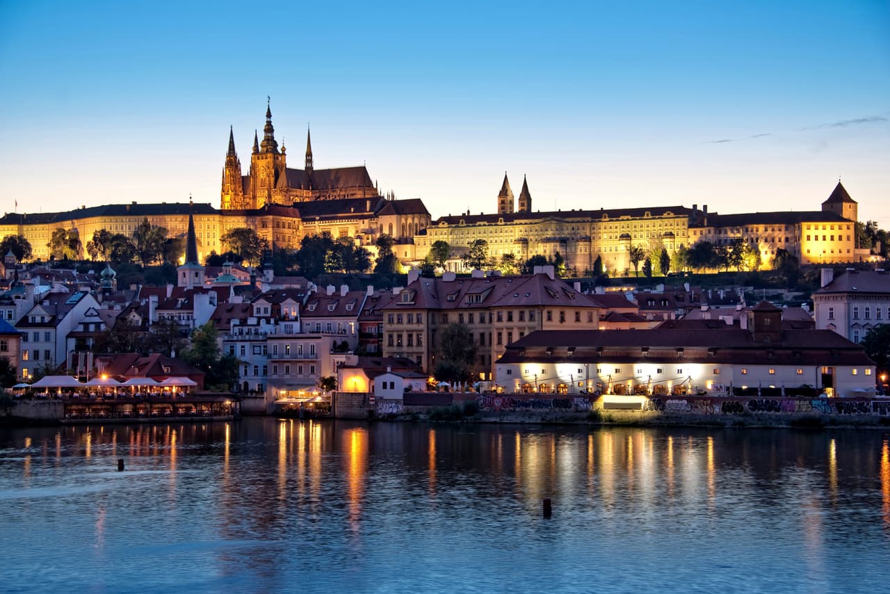 Castillo de Praga 
<br> De acuerdo con los Récord Guinness posee el área más larga de cualquier castillo. Fue la residencia de los reyes de Bohemia, emperadores del Sacro Imperio Romano Germánico, presidentes de Checoslovaquia y presidentes de la República Checa. Ahí se encuentran las Joyas de la corona de Bohemia. Tiene 570 metros de largo y 130 de anchura.