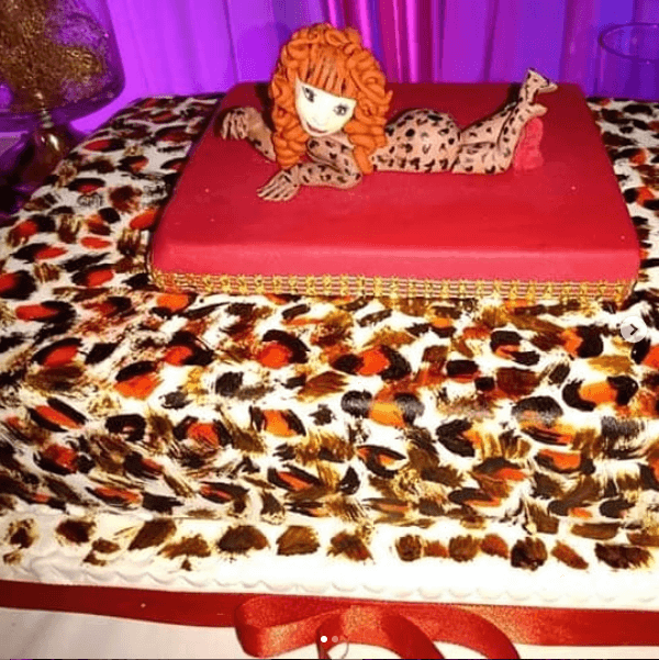 El segundo pastel de la cantante fue de un solo nivel con decorado que asemeja a la piel de leopardo, además de una muñeca de dulce al centro.