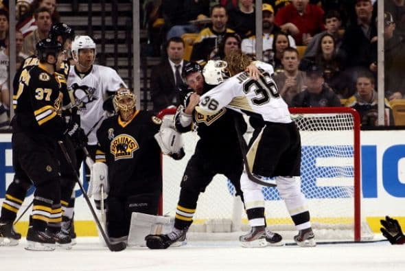 También en un partido del equipo de hockey de la ciudad, los Bruins, los aficionados levantaron banderas estadounidenses y lucieron camisetas con la frase "Boston Strong" (Boston Fuerte), que se ha convertido en un lema tras los atentados.