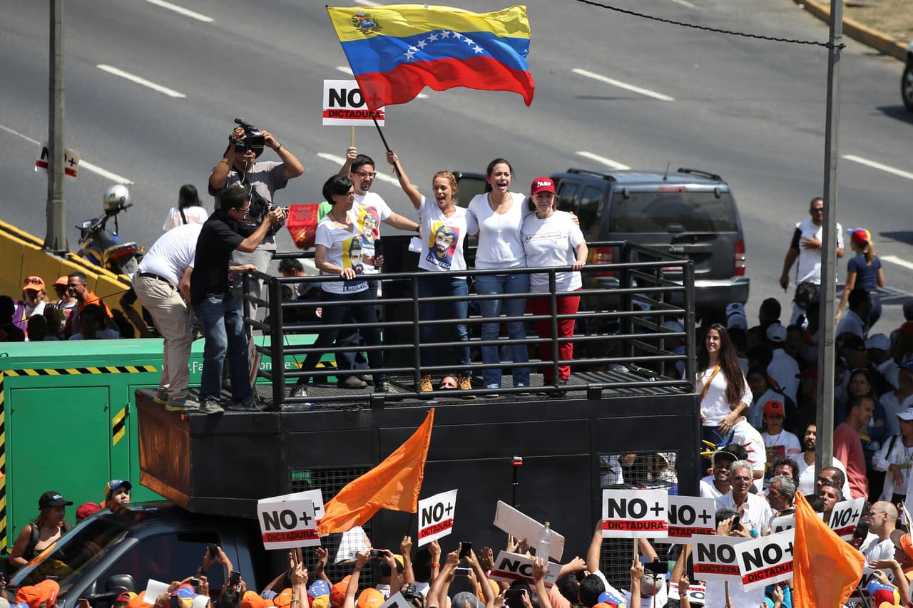 Lilian Tintori, acompañada de Mitzy Capriles, esposa del exalcalde de Caracas Antonio Ledezma, también encarcelado, la madre de Leopoldo López, y los dirigentes políticos Freddy Guevara y María Corina Machado