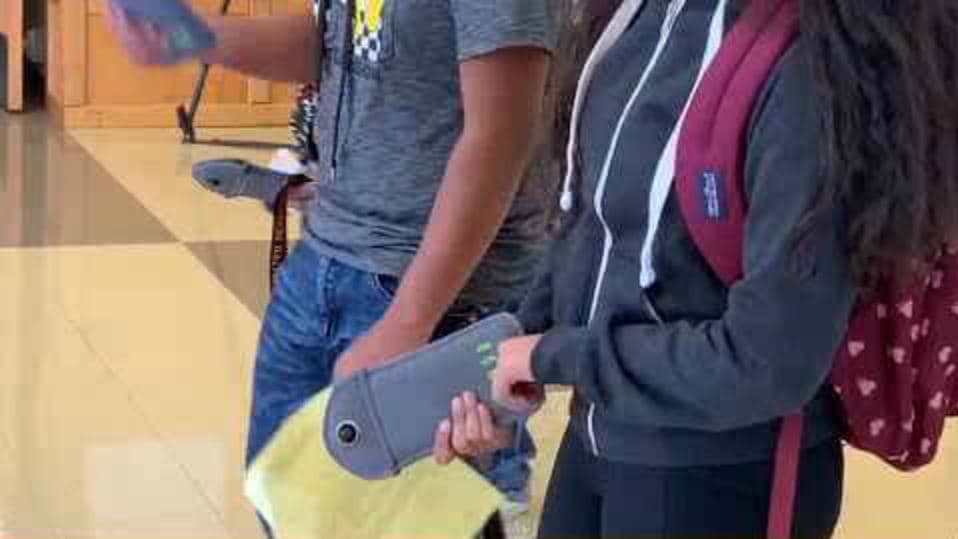 Durante el periodo escolar 2019-2020, cada día los estudiantes deberán colocar sus teléfonos en estuches que son cerrados de forma magnética, mismos que recuperas cuando terminan las clases.