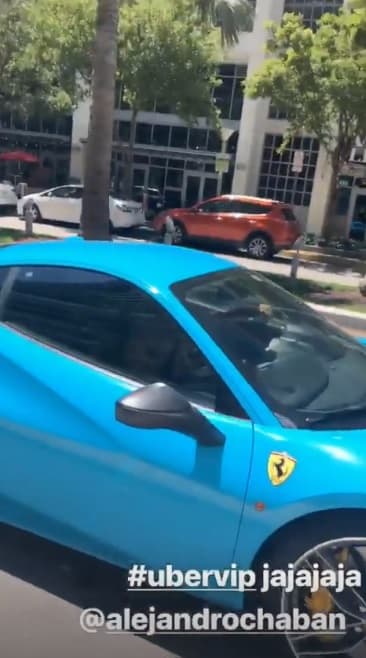 Geraldine emocionada por ver a su gran amigo Alejandro Chabán publicó el momento en que el presentador y empresario pasó por para llevarla a tomar un brunch en el restaurante de un hotel cerca de la playa. El humor estuvo presente desde el primer instante: apenas se acercó el lujoso auto de Chabán cuando la actriz a manera de broma dijo que ya había llegado su "Uber VIP".