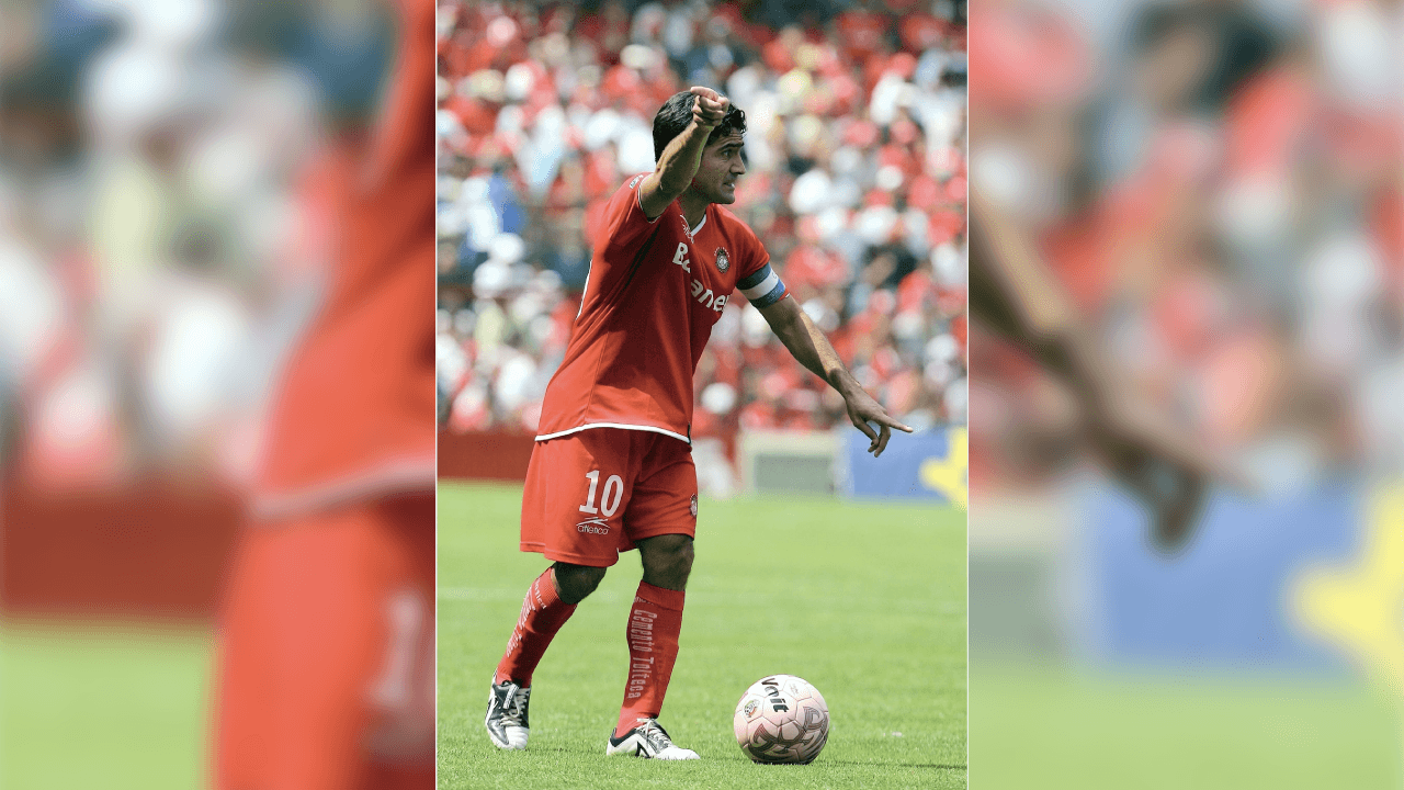 <b>4.- Líder y orquestador</b>
<br>- No solo por el hecho de portar el gafete de capitán, su lectura de juego, saber llevar los momentos del encuentro, entender cuándo acelerar, cuándo tener la posesión del balón, cuándo arriesgar de más, sin duda, fue de sus grandes cualidades, llevaba perfectamente los tiempos del partido en su cabeza y era determinante para su equipo.