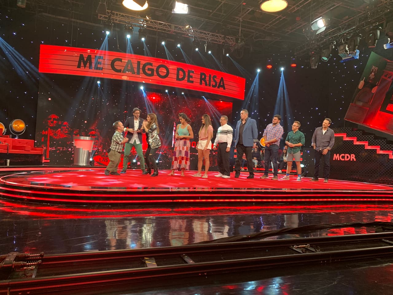 <a href="https://www.univision.com/shows/me-caigo-de-risa/pablo-ramirez-hace-la-cuauhtemina-cuando-faisy-reconoce-la-excepcional-manera-en-que-formula-sus-preguntas-video" target="_blank">Tocaba el turno de uno de los juegos favoritos de Faisy: 'Es pregunta'</a>. Todos se plantaron al centro de la pista para responder a diferentes situaciones solo con preguntas.
