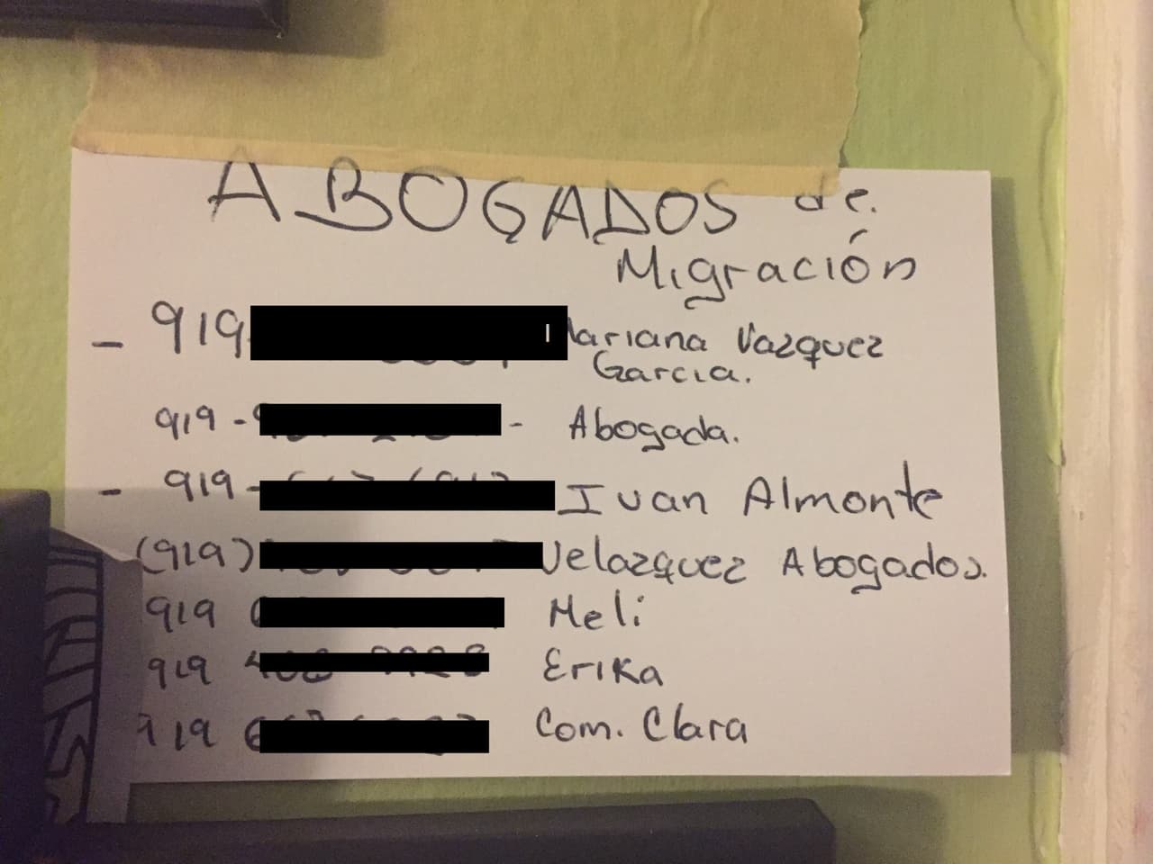 Esta es la lista de abogados de migración y contactos que Teresa pegó junto a su puerta para que su familia sepa a quién llamar si ICE la detiene.
